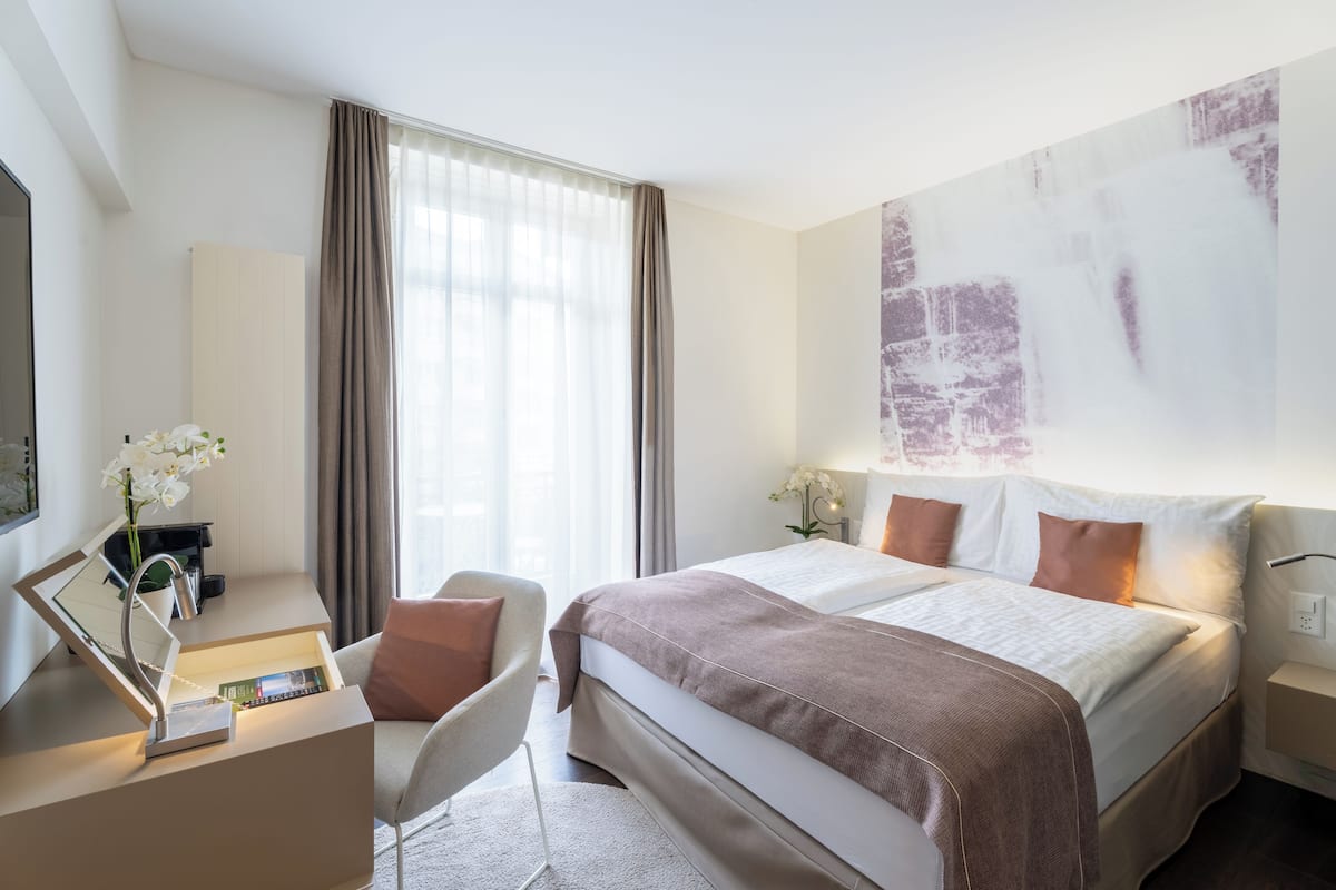 Hypo-allergenic bedding, free minibar, in-room safe