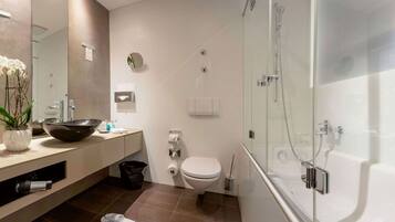 Kelengkapan dandanan diri percuma, pengering rambut, jubah mandi