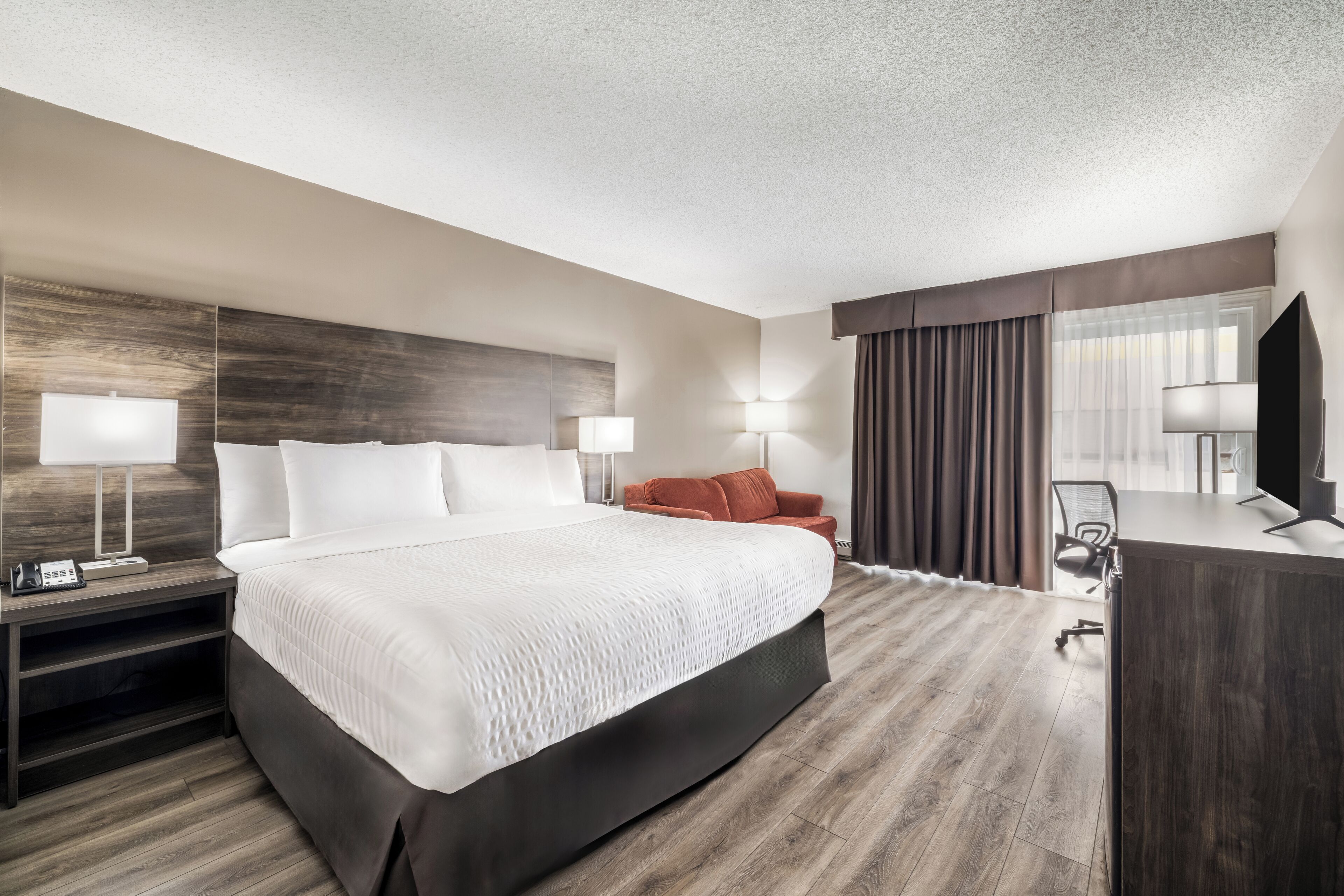 Standard Room, 1 King Bed, Non Smoking | Premium bedding, in-room safe, desk, blackout drapes