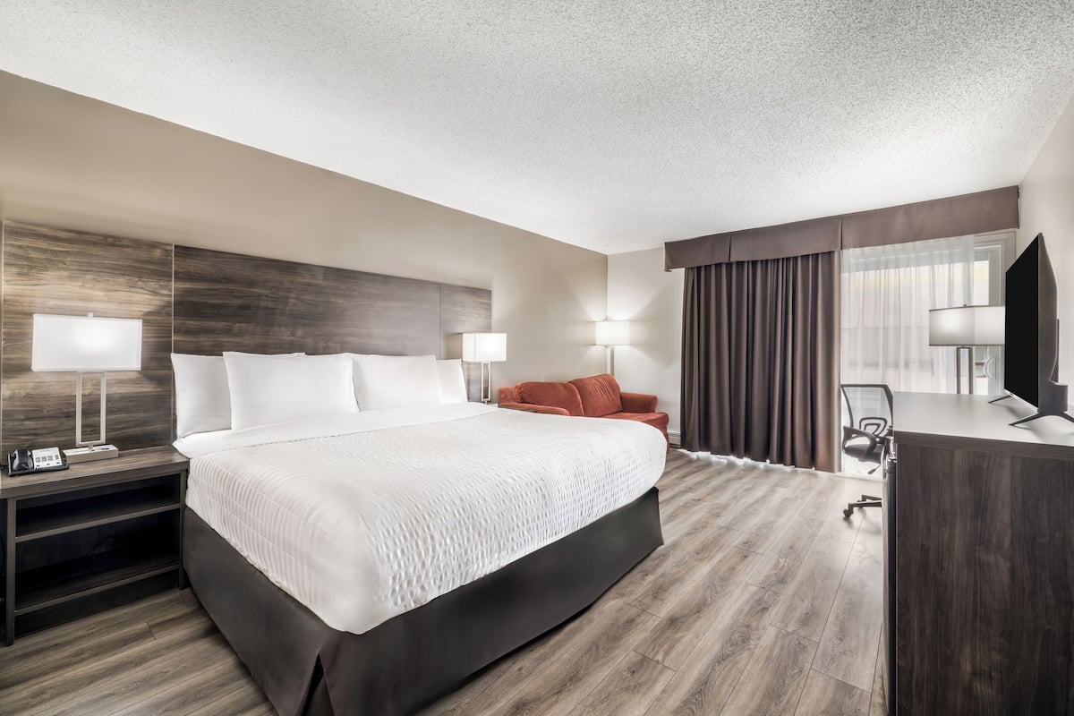 Standard Room, 1 King Bed, Non Smoking | Premium bedding, in-room safe, desk, blackout drapes