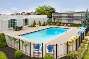 Piscine extérieure en saison