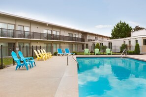 Una piscina al aire libre de temporada