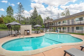 Outdoor pool - Best Western Gold Country Inn (Grass Valley)