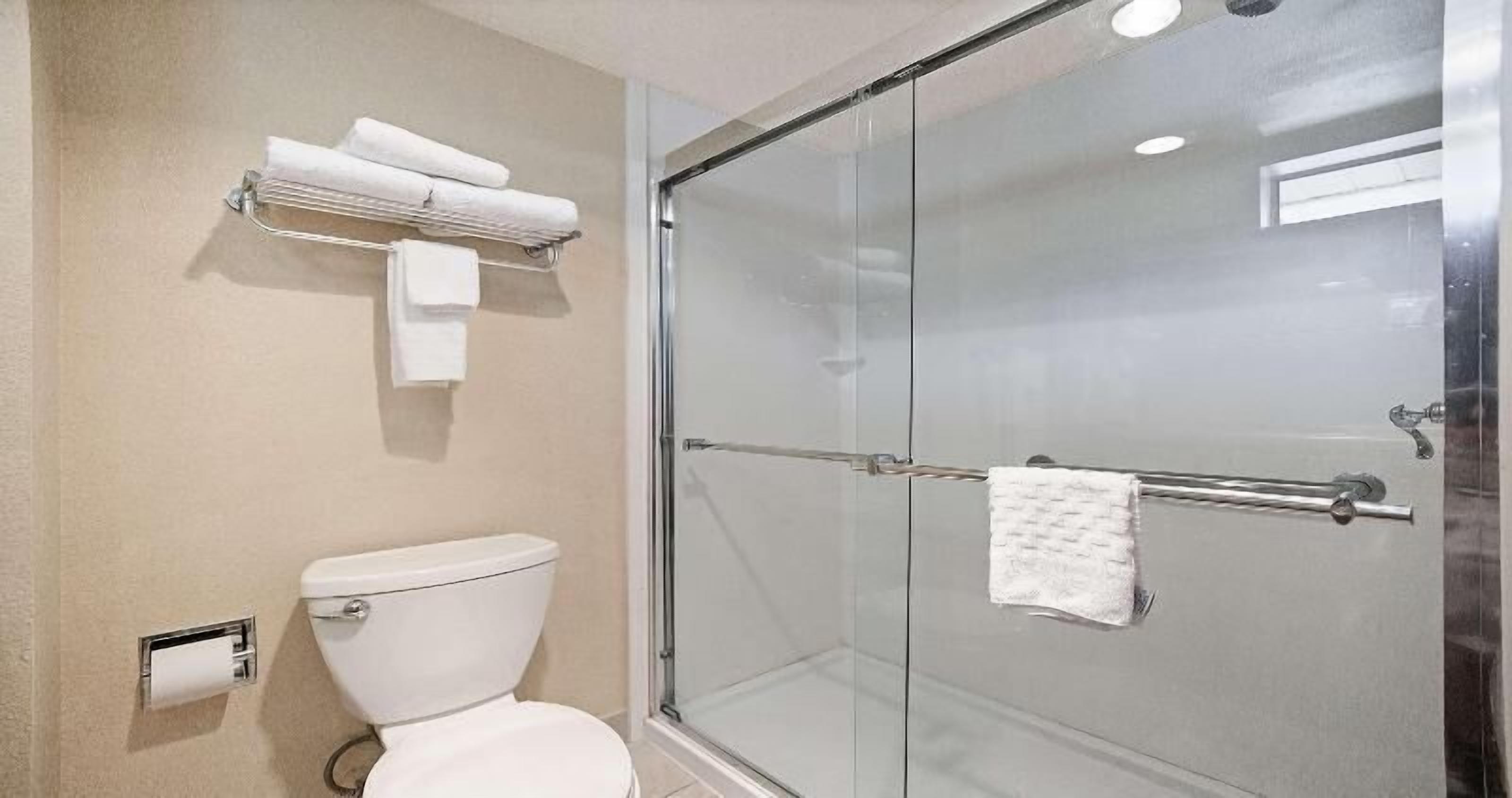 Bathroom | Combined shower/tub, free toiletries, hair dryer, towels