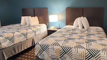 Escritorio, tabla de planchar con plancha, wifi gratis y ropa de cama