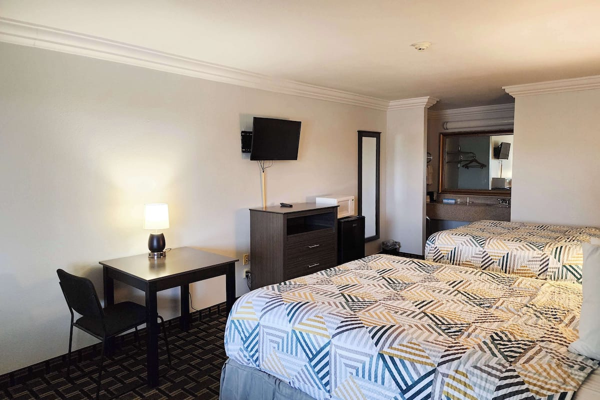 Escritorio, tabla de planchar con plancha, wifi gratis y ropa de cama