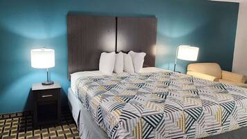 Escritorio, tabla de planchar con plancha, wifi gratis y ropa de cama