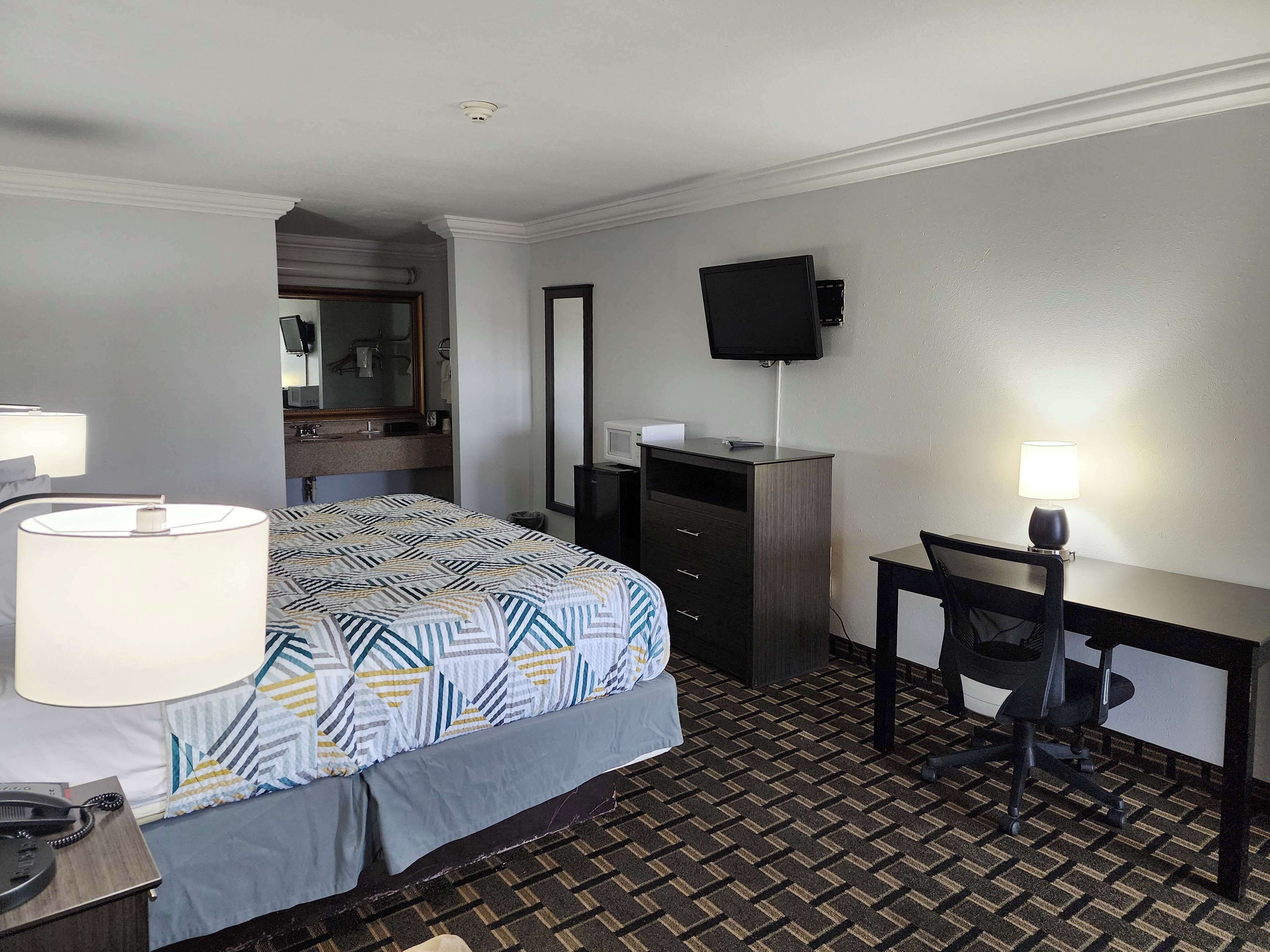 Escritorio, tabla de planchar con plancha, wifi gratis y ropa de cama 