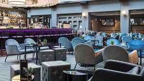 Zona de bar con asientos y un letrero que dice 'Lobby'.