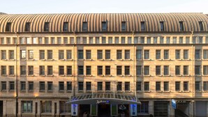 Un hotel de diseño moderno, con techo curvo y amplias ventanas.