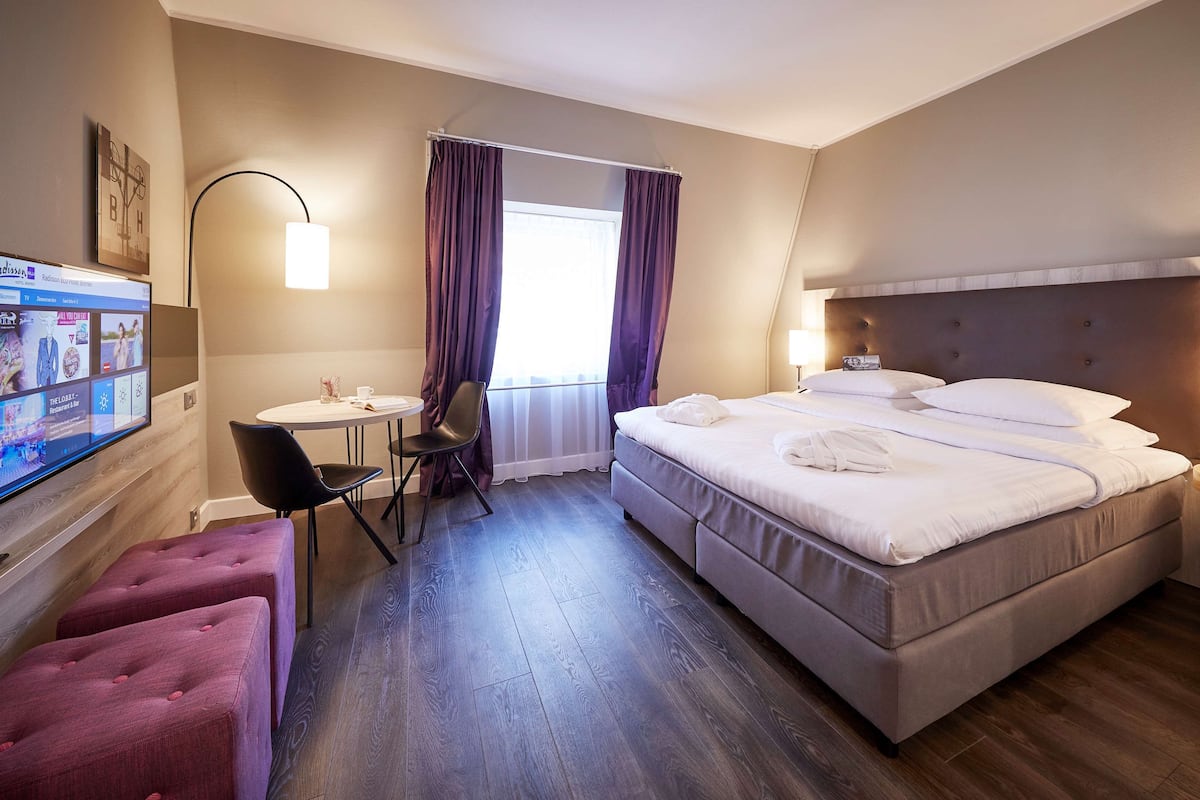 Premium Room | Hypo-allergenic bedding, down comforters, in-room safe, desk