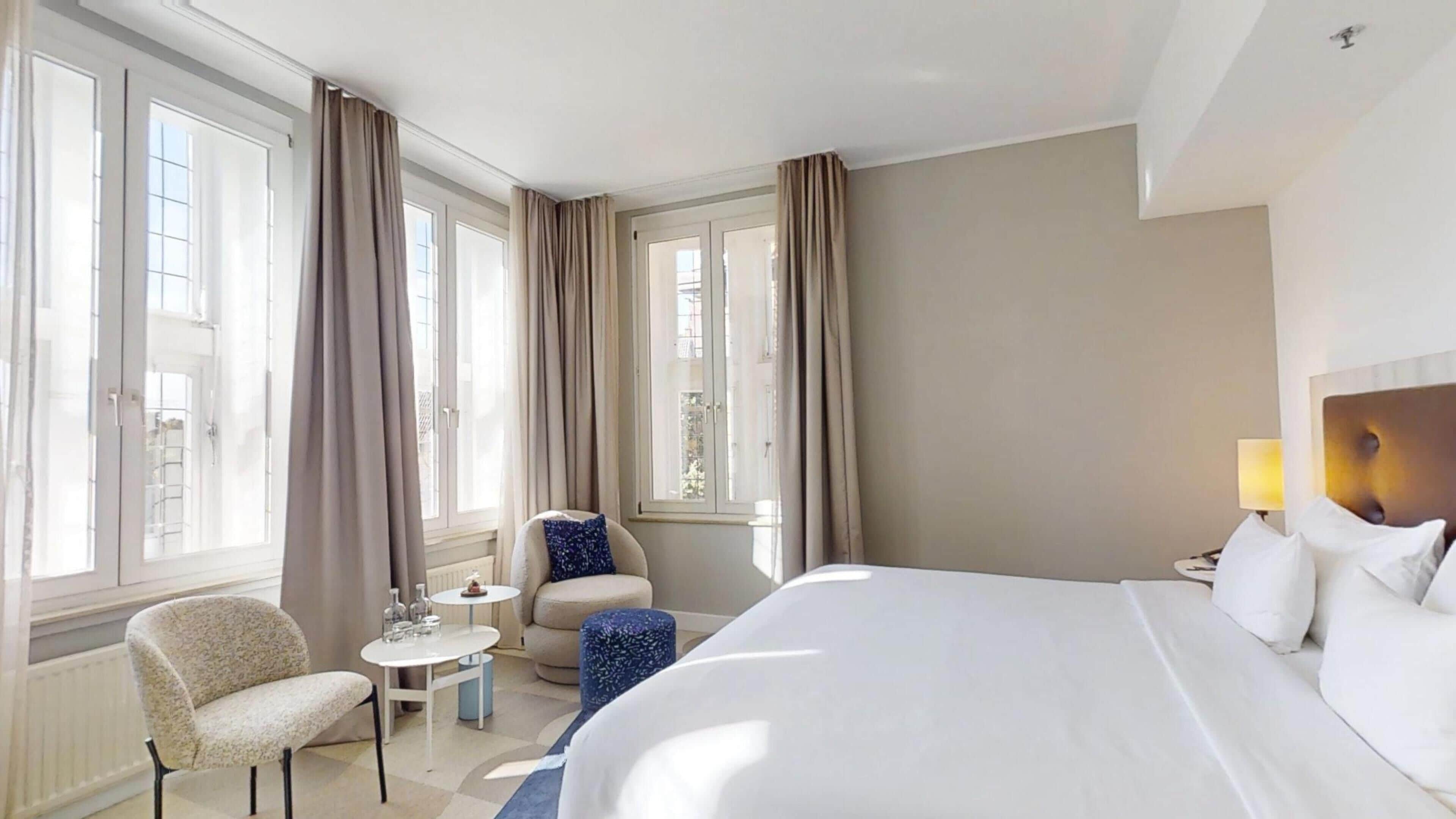 Suite | Allergikerbettwaren, Daunenbettdecken, Zimmersafe, Schreibtisch