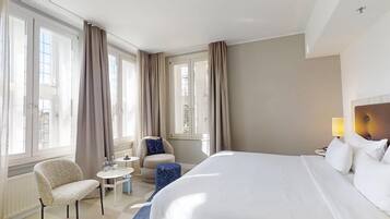 Suite | Allergikerbettwaren, Daunenbettdecken, Zimmersafe, Schreibtisch