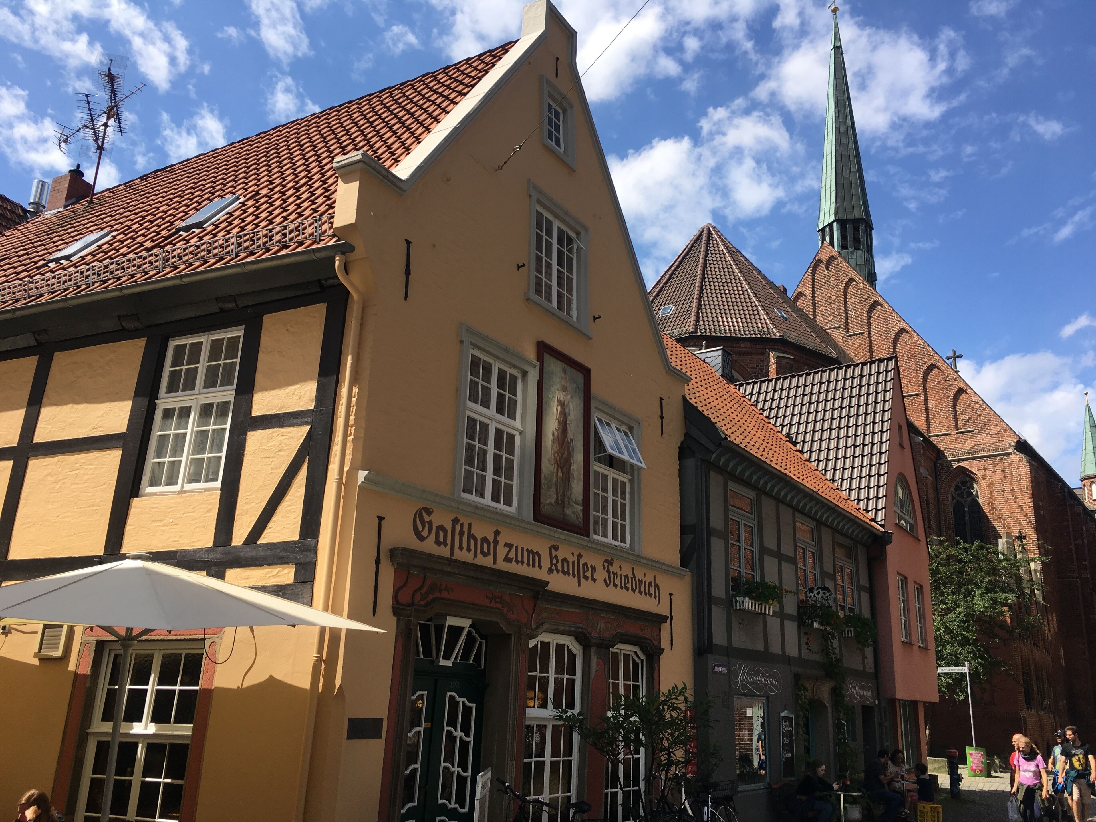 En traditionell europeisk byggnad med en skylt som visar texten ”Zum Kafer Friedrich”.