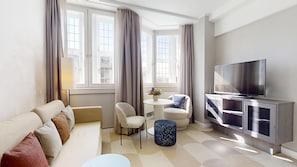 Hypo-allergenic bedding, down comforters, in-room safe, desk