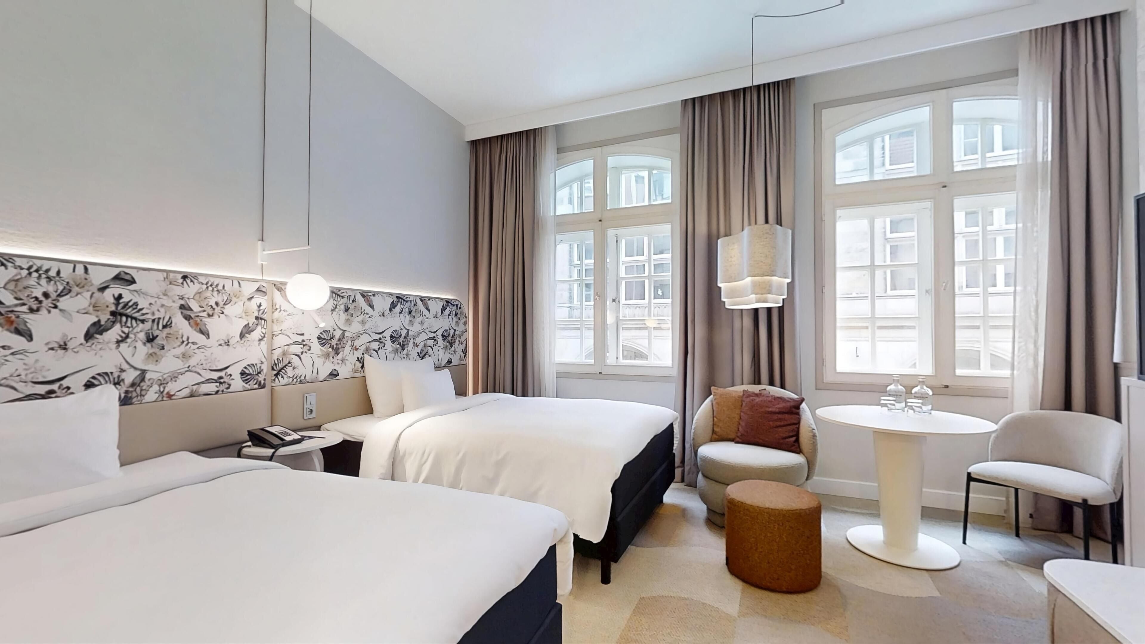 尊榮客房 | 低過敏寢具、羽絨被、客房內保險箱、書桌