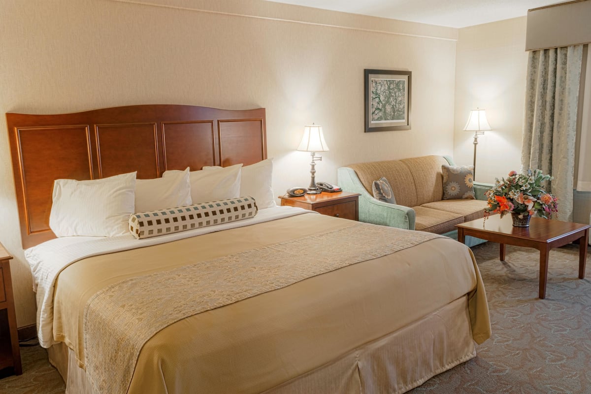 Pillowtop beds, in-room safe, desk, laptop workspace