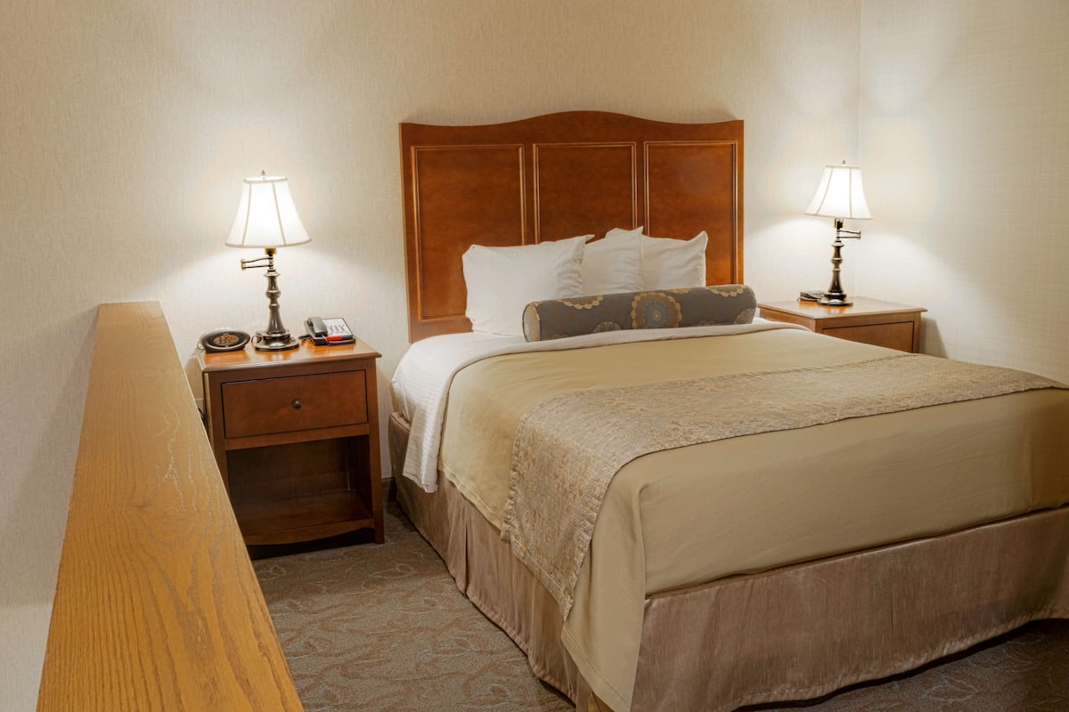 Suite, 1 Queen Bed, Non Smoking, Jetted Tub | Pillowtop beds, in-room safe, desk, laptop workspace