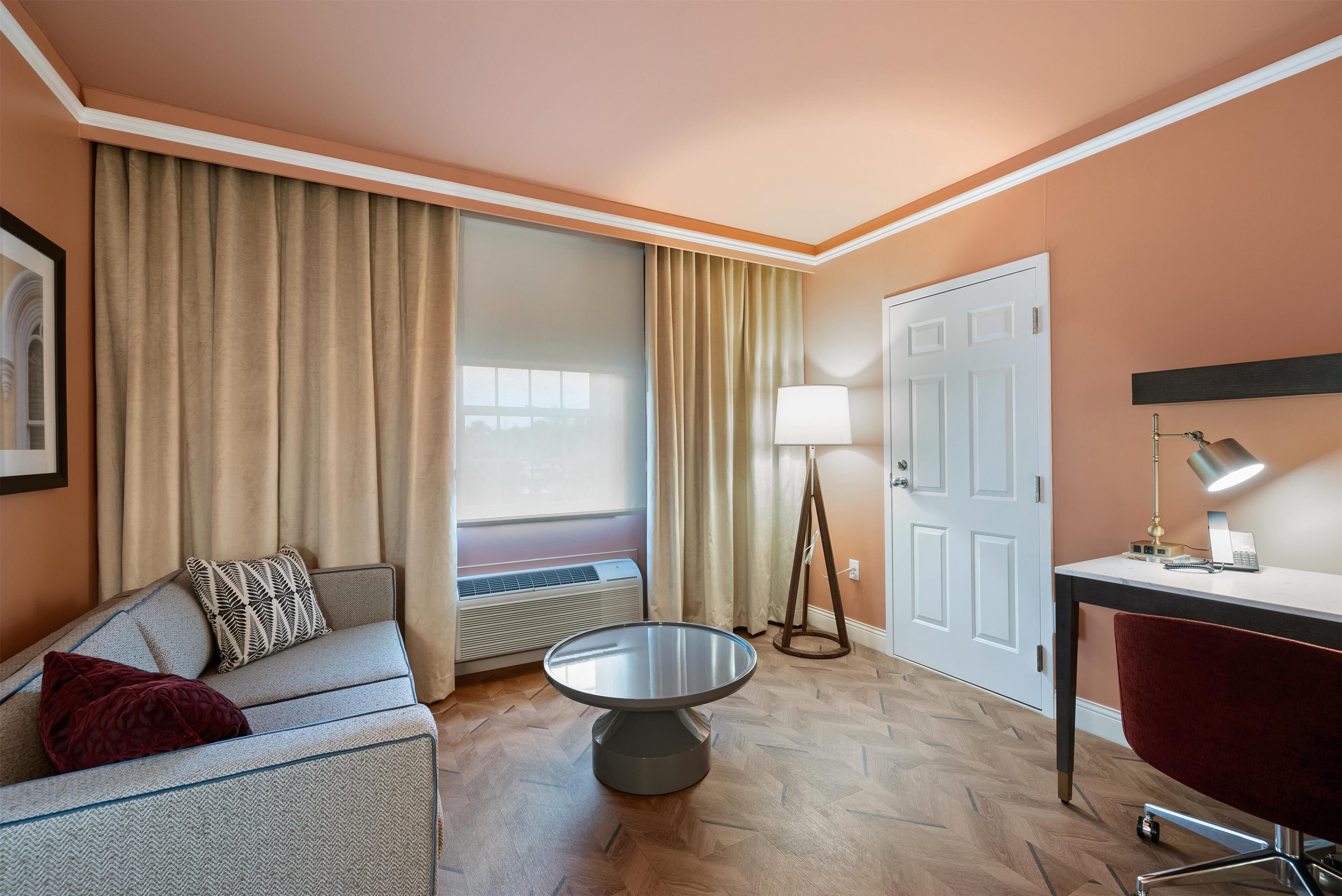 standard room, 1 king bed, non smoking | pillow-top beds, in-room safe, desk, laptop workspace