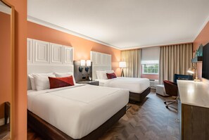 Habitación estándar, 2 camas Queen size, para no fumadores | Camas con pillow-top, caja de seguridad en la habitación y escritorio