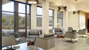 Lobby-lounge