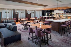 Breakfast and dinner served - Courtyard by Marriott Birmingham Homewood (Birmingham)