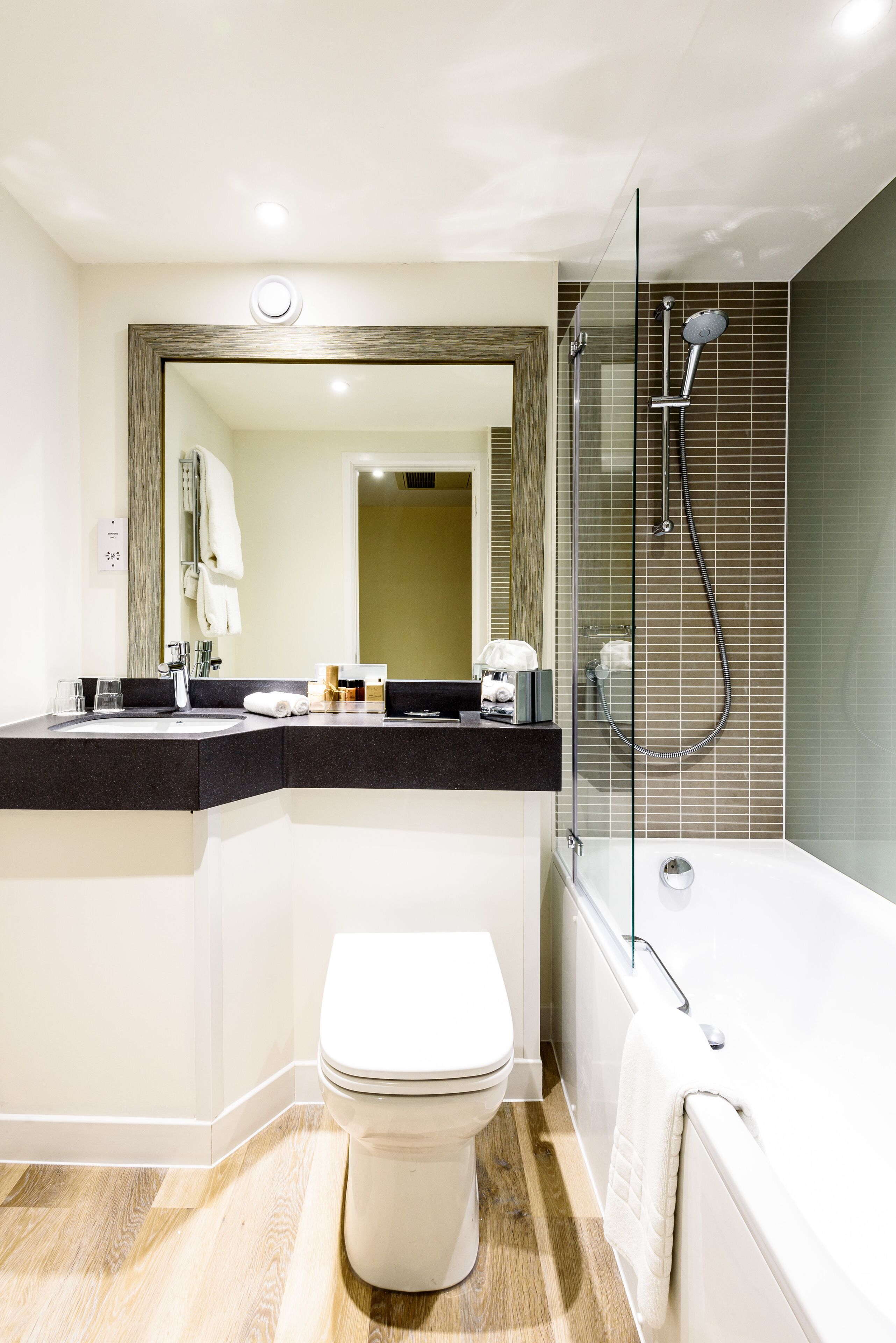 Articles de toilette gratuits, sèche-cheveux, serviettes fournies, savon