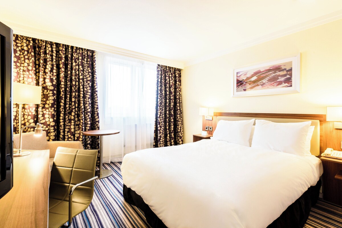 Premium Room, 1 Double Bed, Sea View | Premium bedding, desk, blackout drapes, iron/ironing board
