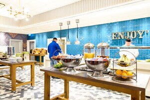 Café da manhã completo todos os dias (GBP 16.95 por pessoa) 