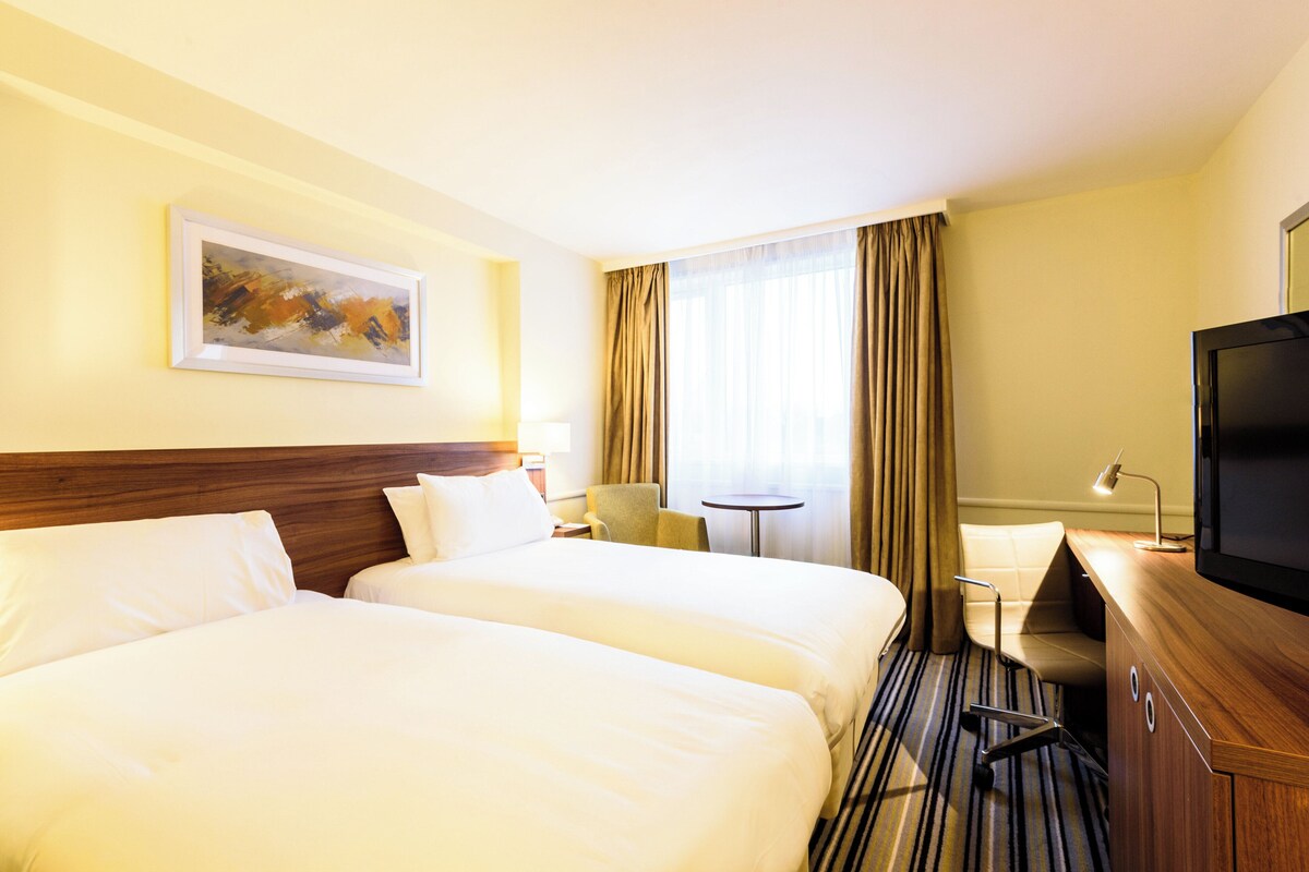 Standard Room, 2 Twin Beds | Premium bedding, desk, blackout drapes, iron/ironing board