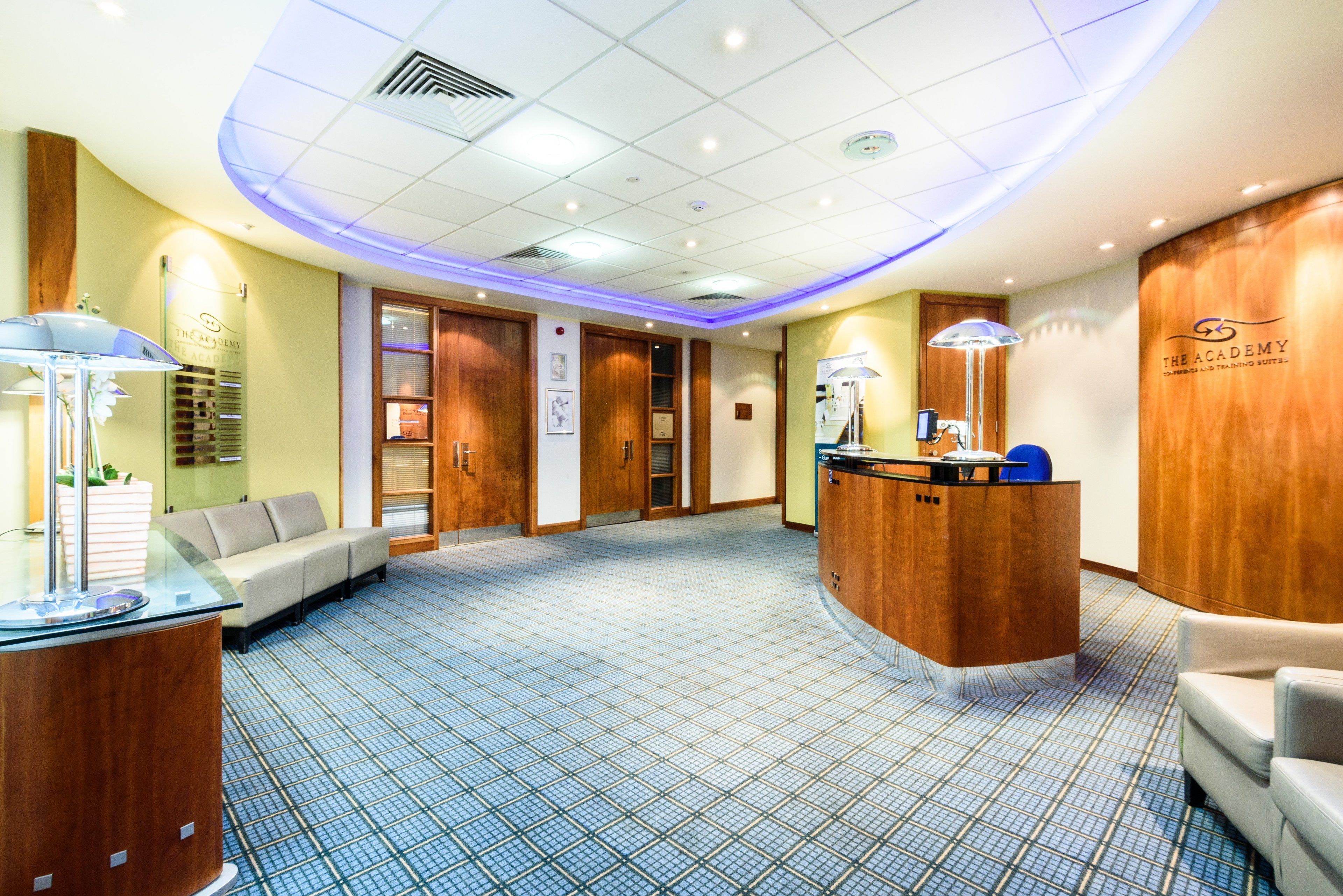 供应早餐和晚餐，无国界融合菜