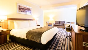 A hotel room with a bed, a desk, a television, and a chair. - Holiday Inn Portsmouth by IHG (Portsmouth)