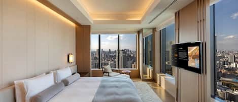 Hypo-allergenic bedding, down comforters, minibar, in-room safe