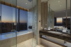 Combined shower/tub, deep soaking tub, free toiletries, hair dryer - Hotel Okura Tokyo South Wing (Tokyo)