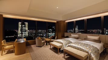 Hypo-allergenic bedding, down comforters, minibar, in-room safe