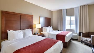 Escritorio, espacio para trabajar con laptop y cortinas blackout