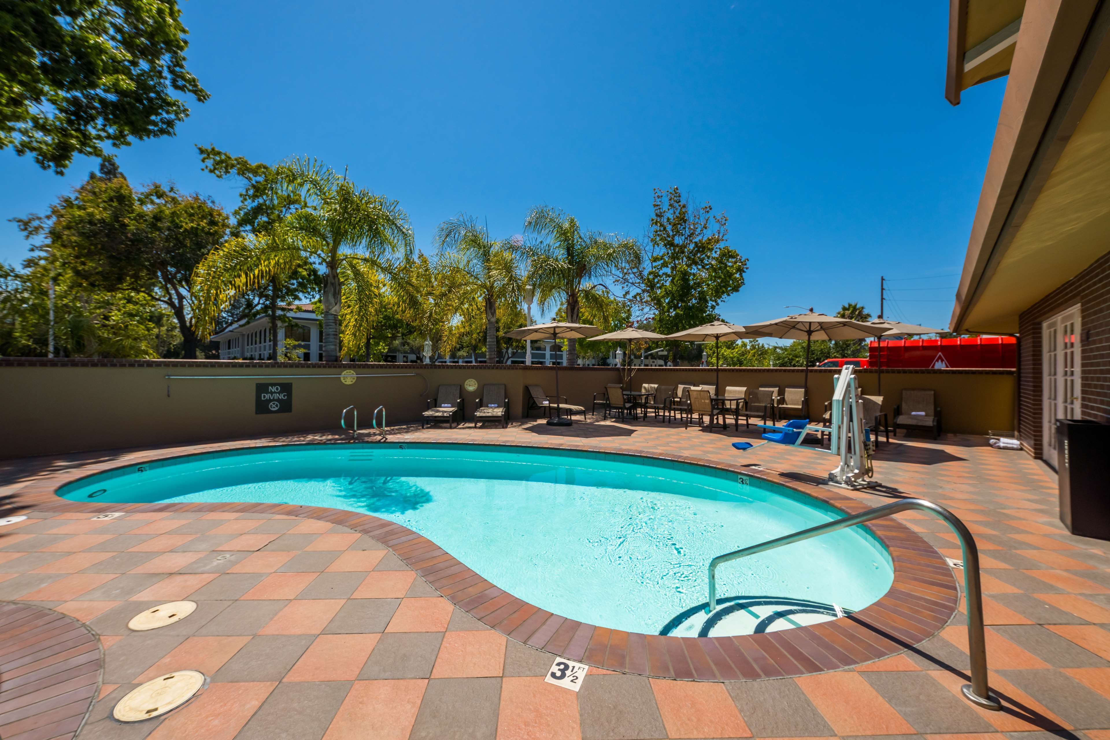 Außenpool, geöffnet von 07:00 Uhr bis 22:00 Uhr, Sonnenschirme