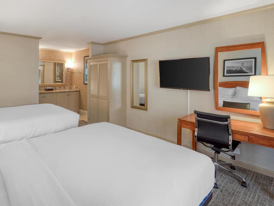 Quarto standard, 2 camas Queen, para não fumantes | Escrivaninha, espaço de trabalho para notebook