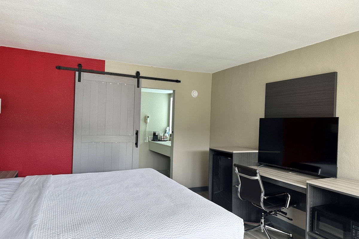 Room, 1 King Bed, Non Smoking (Uppler Floor) | Desk, laptop workspace, blackout drapes, soundproofing
