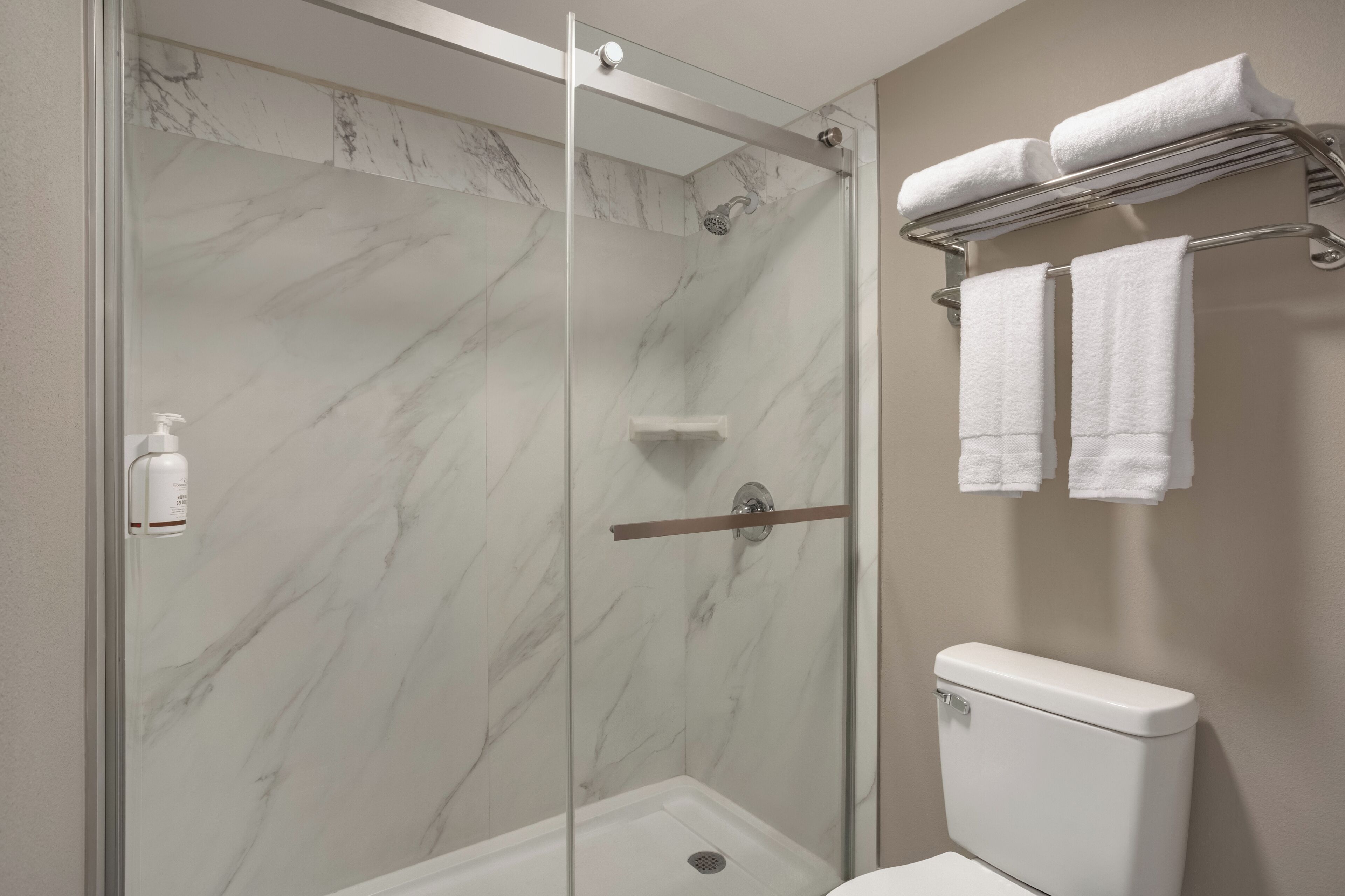 Combined shower/tub, free toiletries, hair dryer, towels