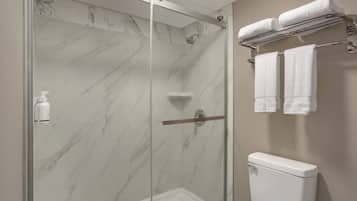 Combined shower/tub, free toiletries, hair dryer, towels