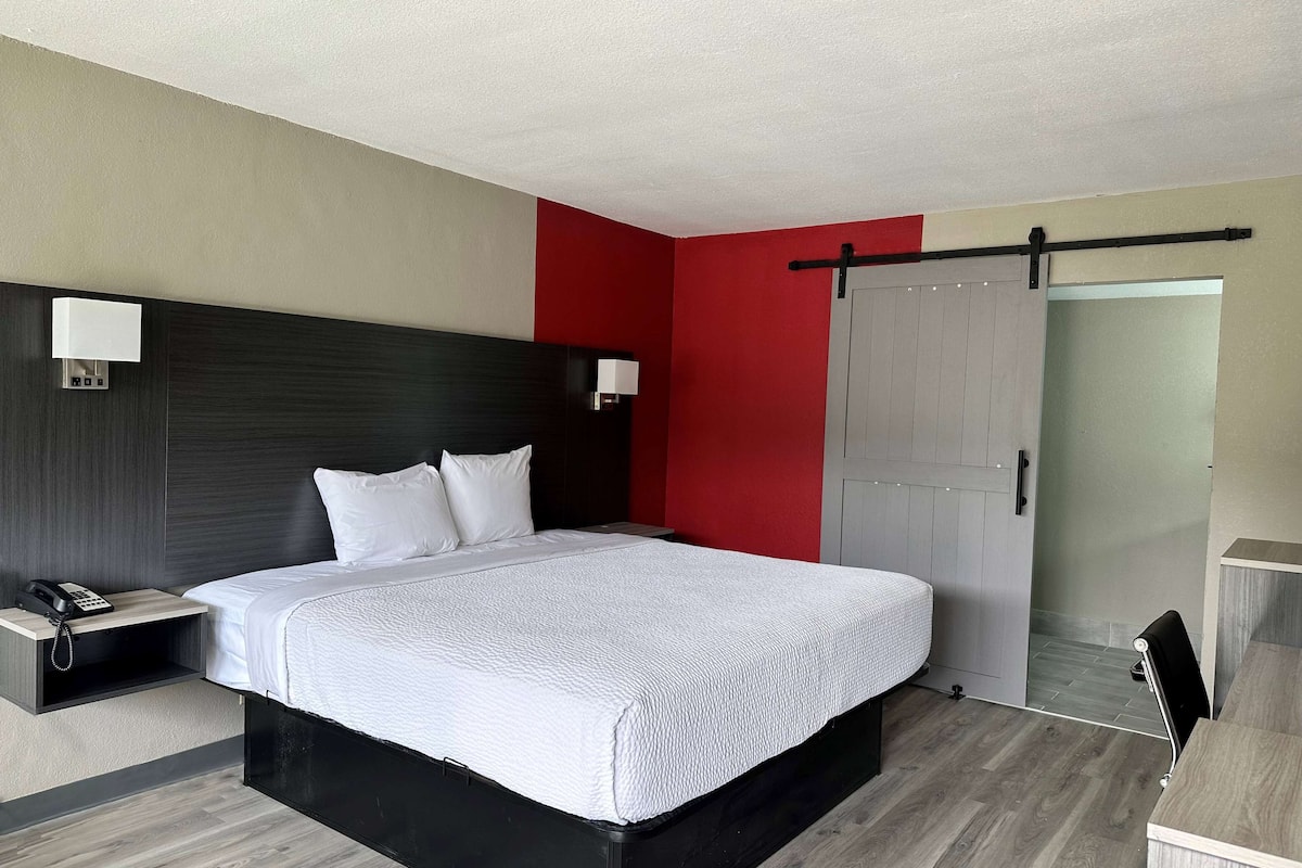 Room, 1 King Bed, Non Smoking, Ground Floor | Desk, laptop workspace, blackout drapes, soundproofing
