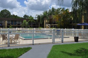 Una piscina al aire libre (de 06:00 a 20:00), sombrillas, tumbonas