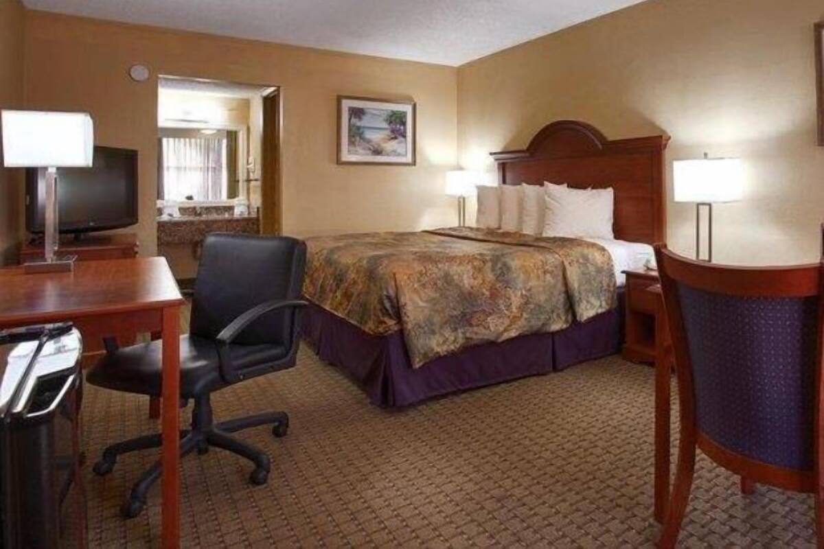 Escritorio, espacio para trabajar con laptop y cortinas blackout