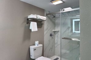 シャワー付き浴槽、バスアメニティ (無料)、ヘアドライヤー、タオル