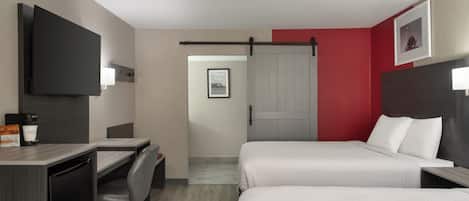 Escritorio, espacio para trabajar con laptop y cortinas blackout