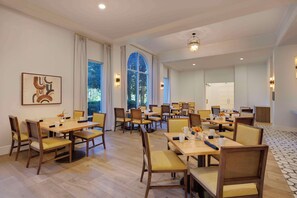 Breakfast and dinner served - DoubleTree by Hilton Atlanta - Roswell (Roswell)