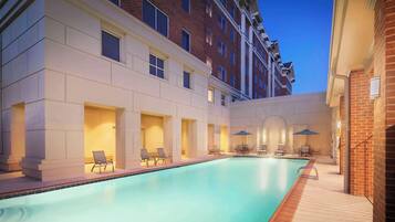 Kolam renang outdoor musiman