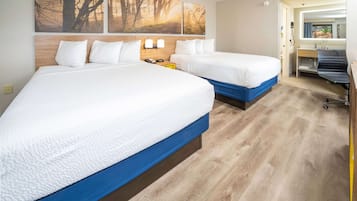 Escritorio, cortinas blackout y tabla de planchar con plancha