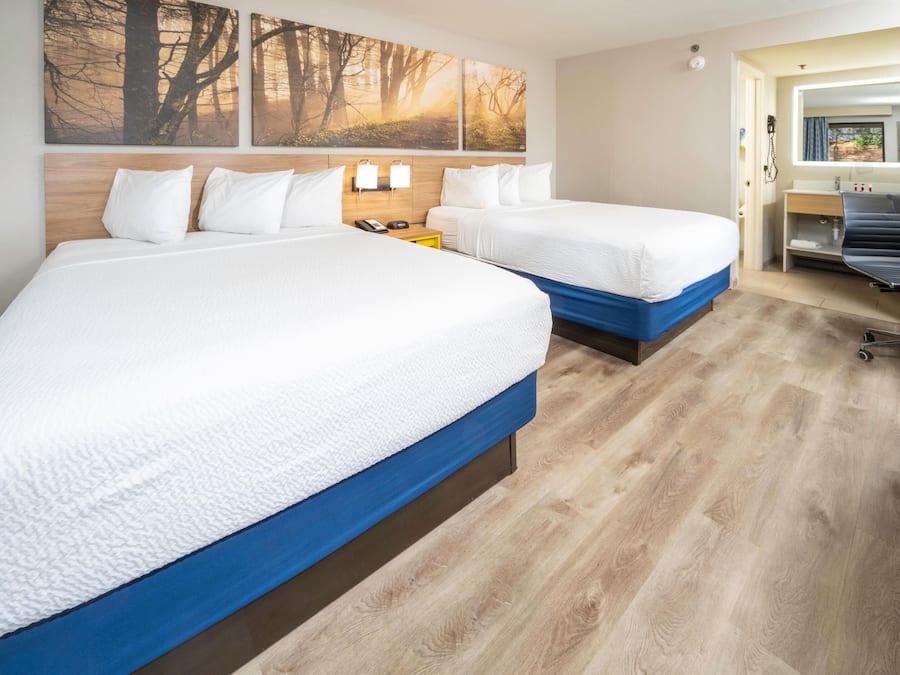 Een bureau, verduisterende gordijnen, een strijkplank/strijkijzer